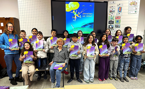Lesung von Eva Ernst aus dem Hertener Kinderbuch "Streiten ist blöd" in der 3 d der Augustaschule in Herten-Süd